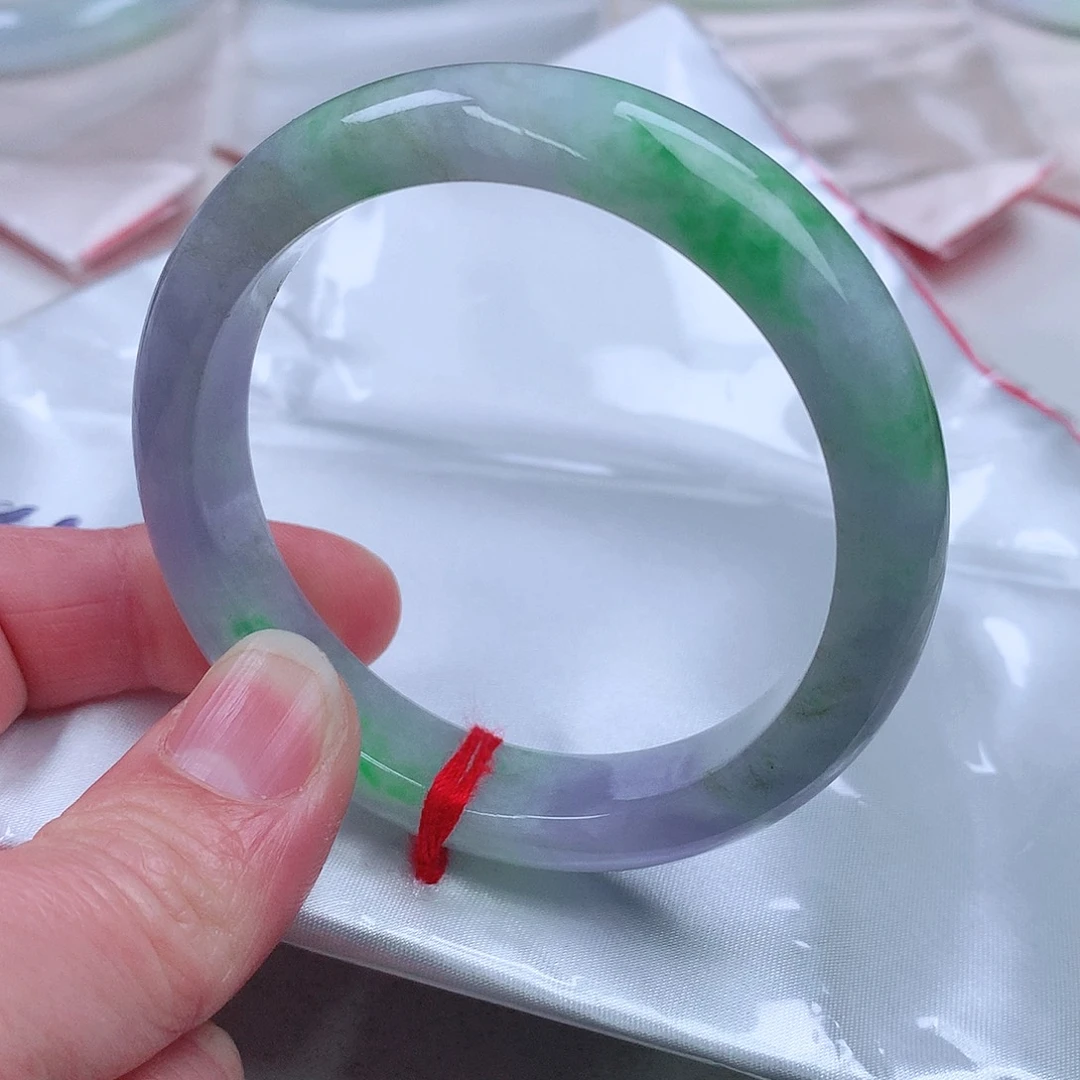 翡翠手镯未镶嵌。。