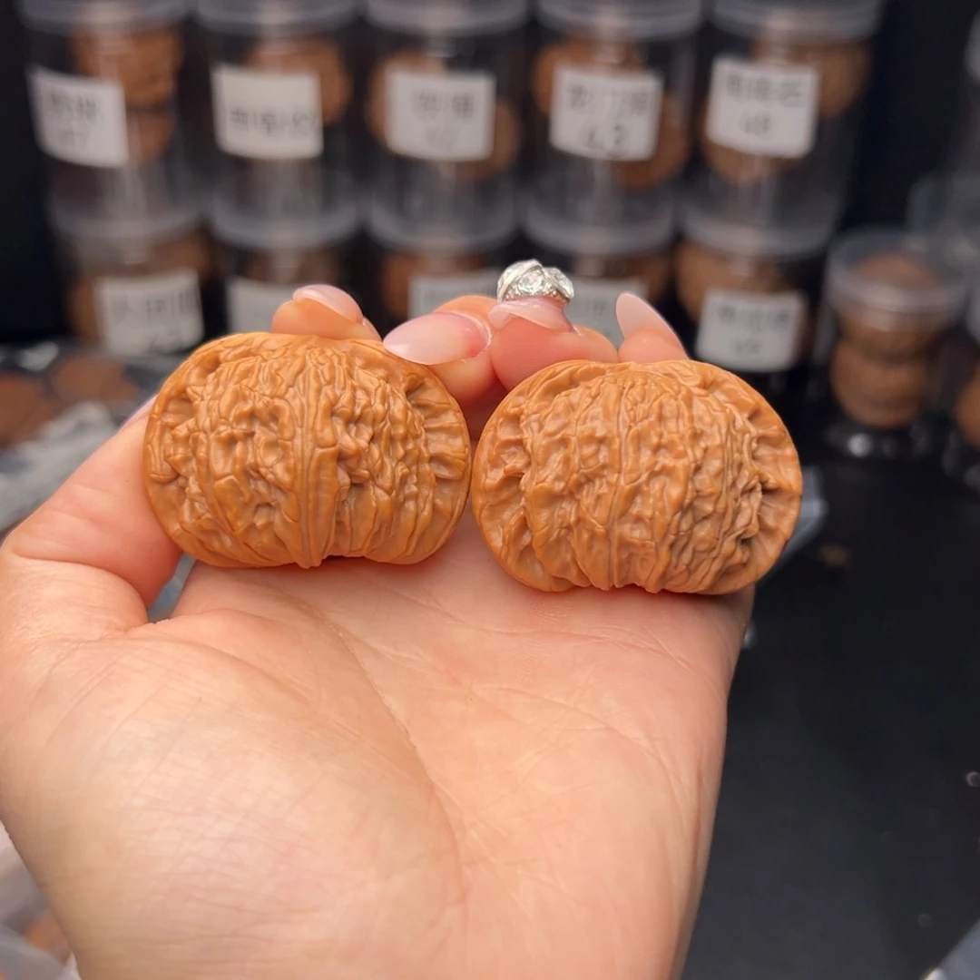 文玩核桃吊坠奶*?白狮子