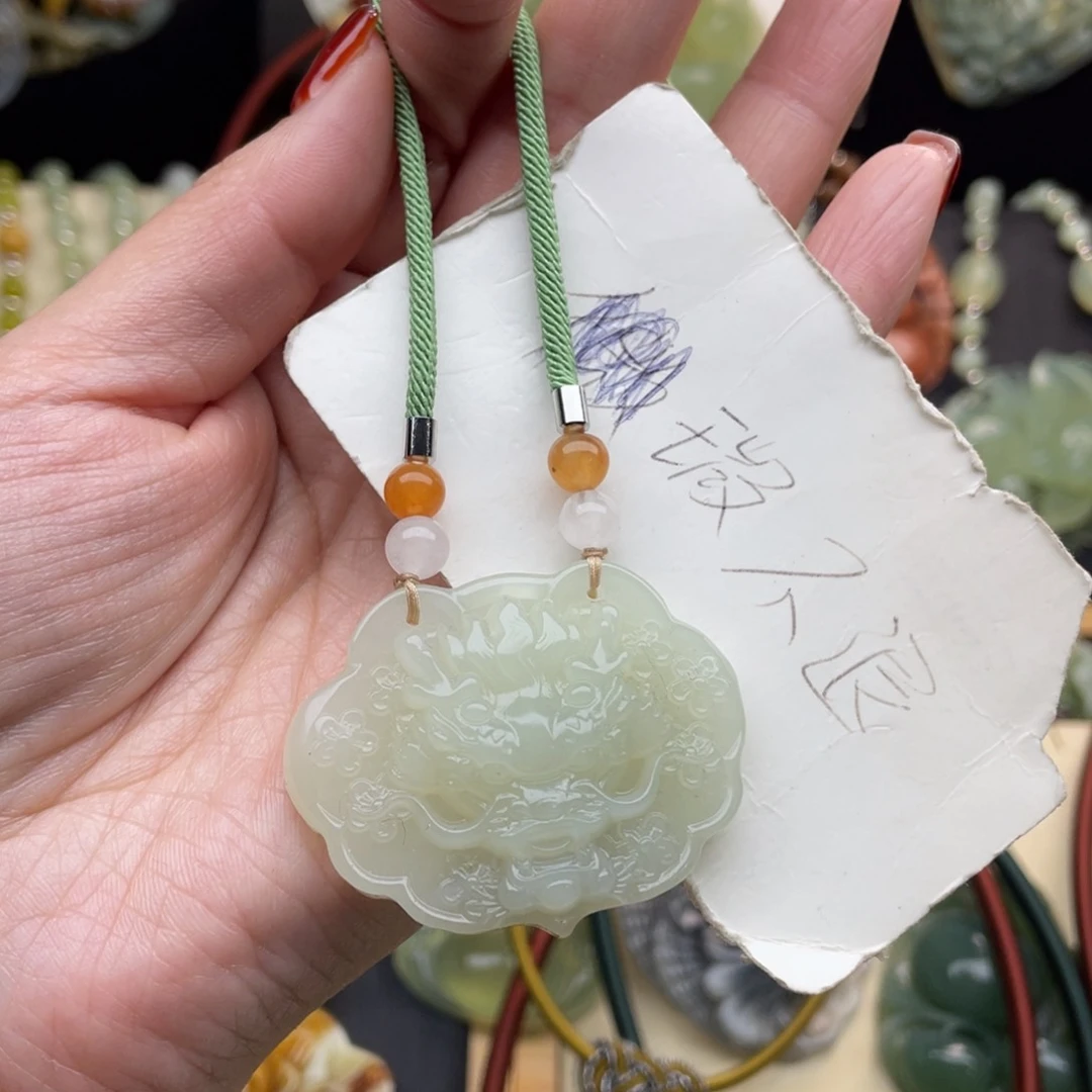 蛇纹石玉颈饰未镶嵌