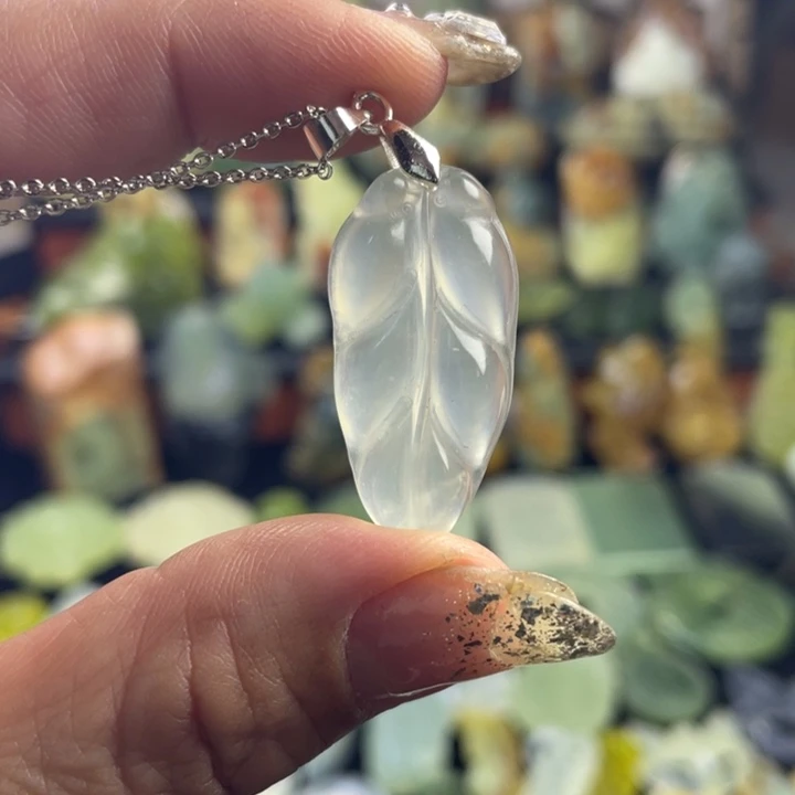 蛇纹石玉颈饰合金