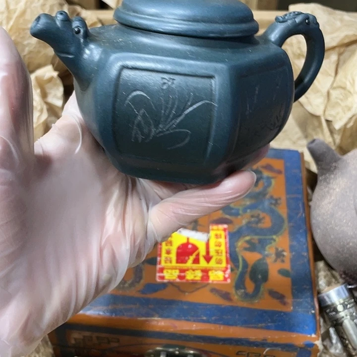 茶壶紫砂矿泥料手工制作的一把紫砂壶。