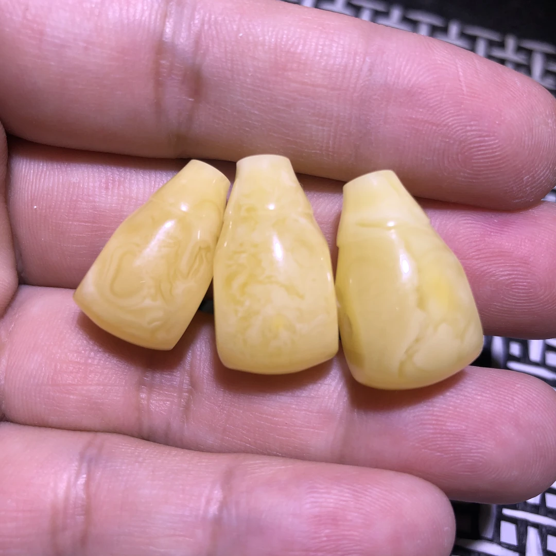 精品俄料蜜蜡西施壶三通，精工好货9-15的喜欢的来，多样性发其一个