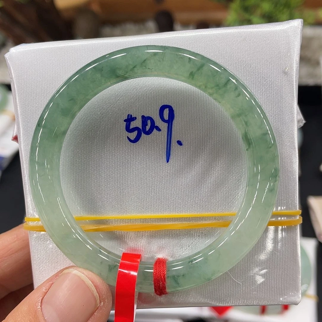 翡翠手镯未镶嵌翡翠