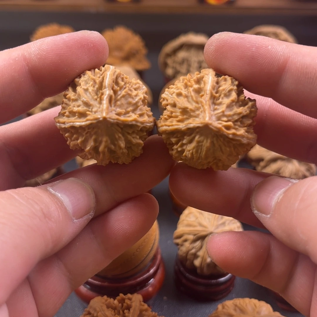 文玩核桃把件三愣手捻