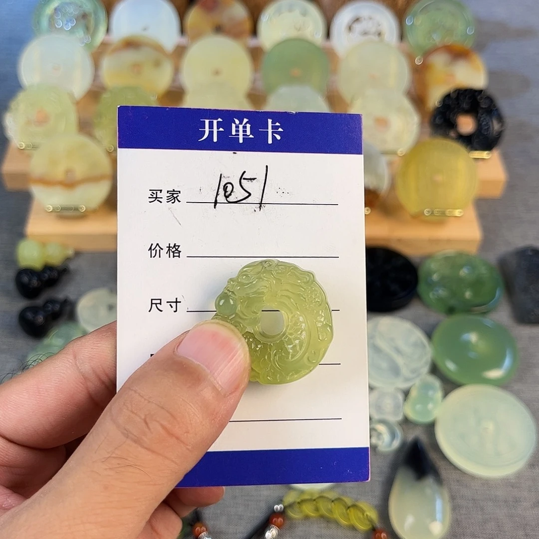 辰***青未镶嵌蛇纹石玉颈饰