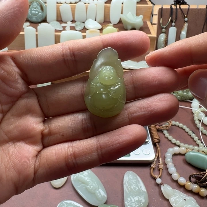 柠***初和田玉未镶嵌颈饰若羌佛