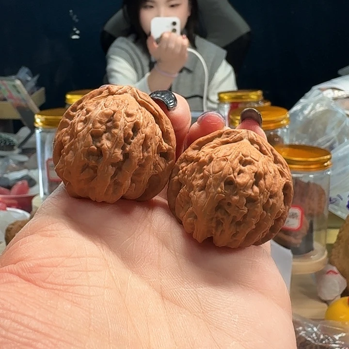 桃核吊坠白狮子手捻34尺