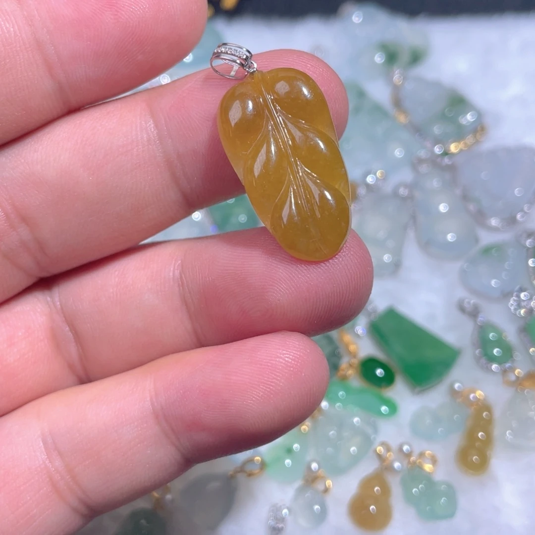 翡翠18K金镶嵌颈饰