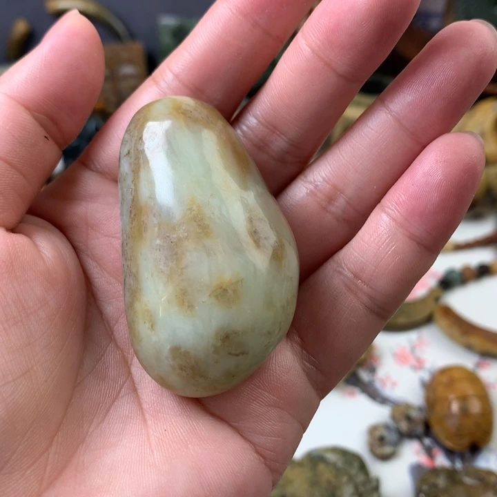 透闪石质玉未镶嵌颈饰