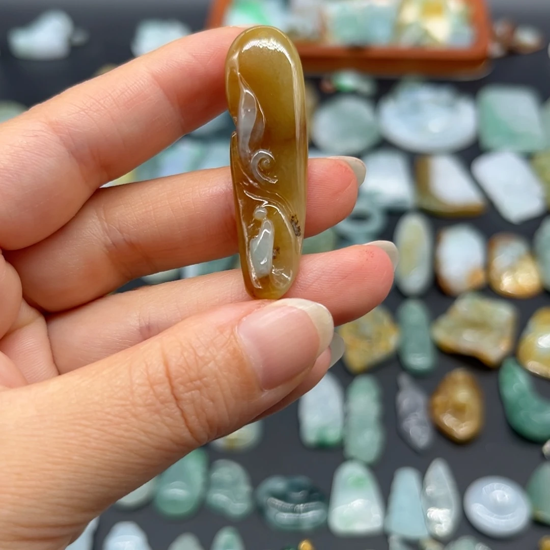 翡翠未镶嵌颈饰悟道