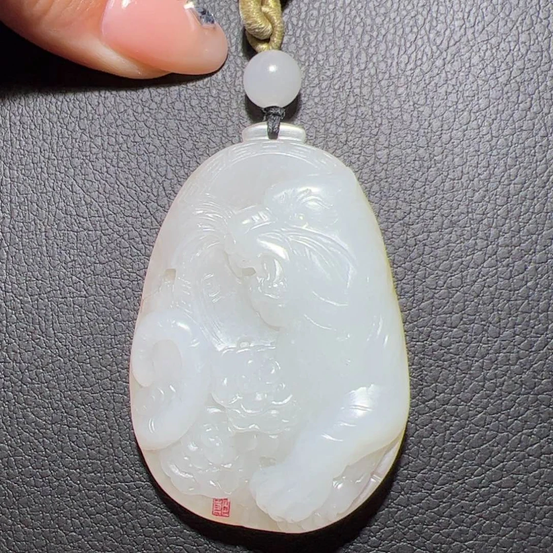 易***墨和田玉未镶嵌颈饰