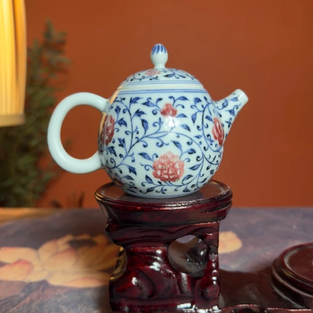 青花釉里红珐琅彩缠枝花卉小茶壶