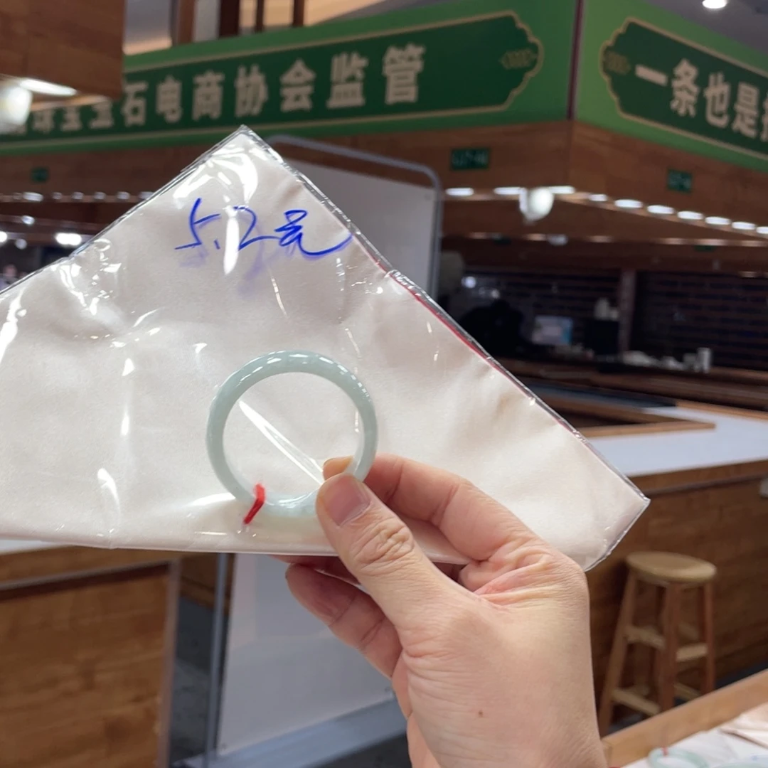发****翡翠未镶嵌手镯翡翠