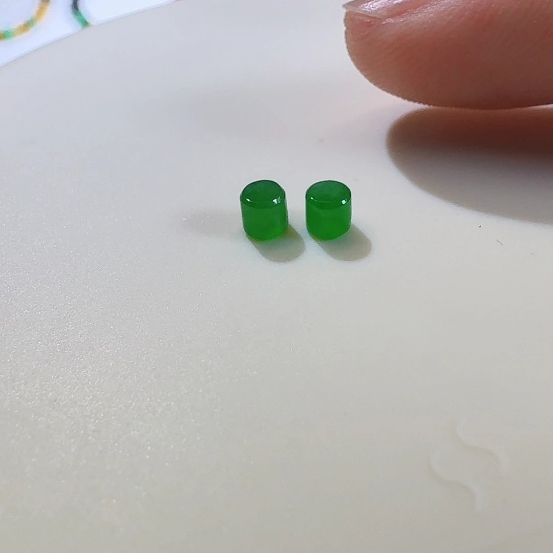 翡翠颈饰未镶嵌用****5阳绿随形2颗