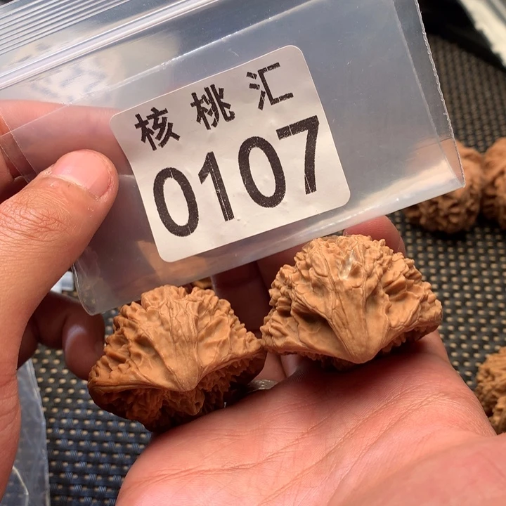 文玩核桃吊坠鹰嘴