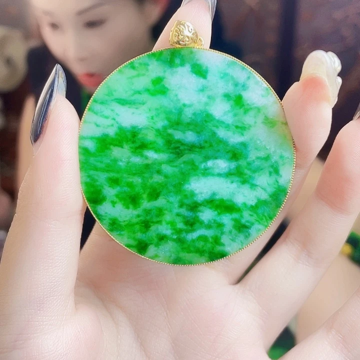 颈饰18K金镶嵌翡翠多样性