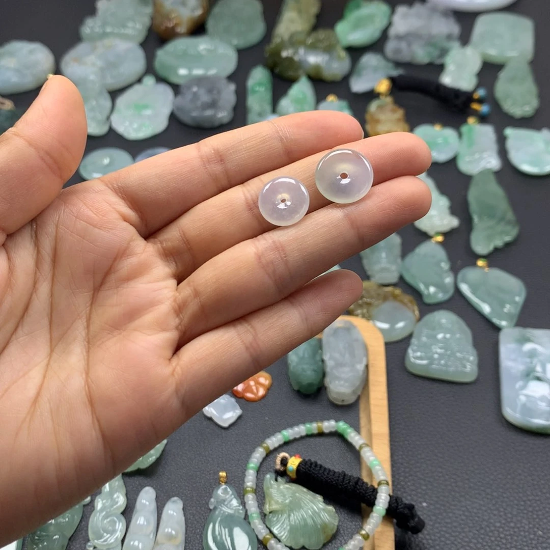 翡翠颈饰未镶嵌平安扣