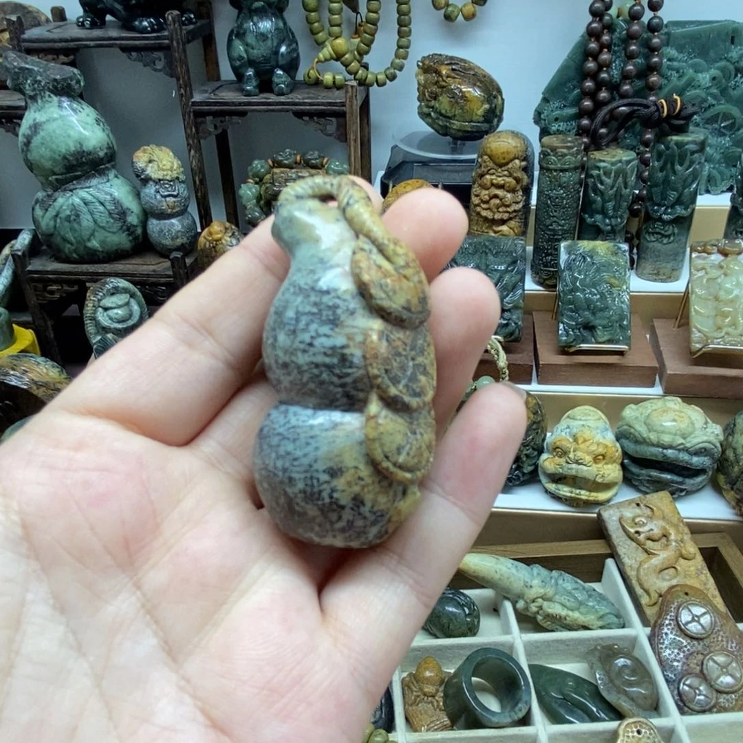 未镶嵌岫岩河磨玉（透闪石质玉）把件