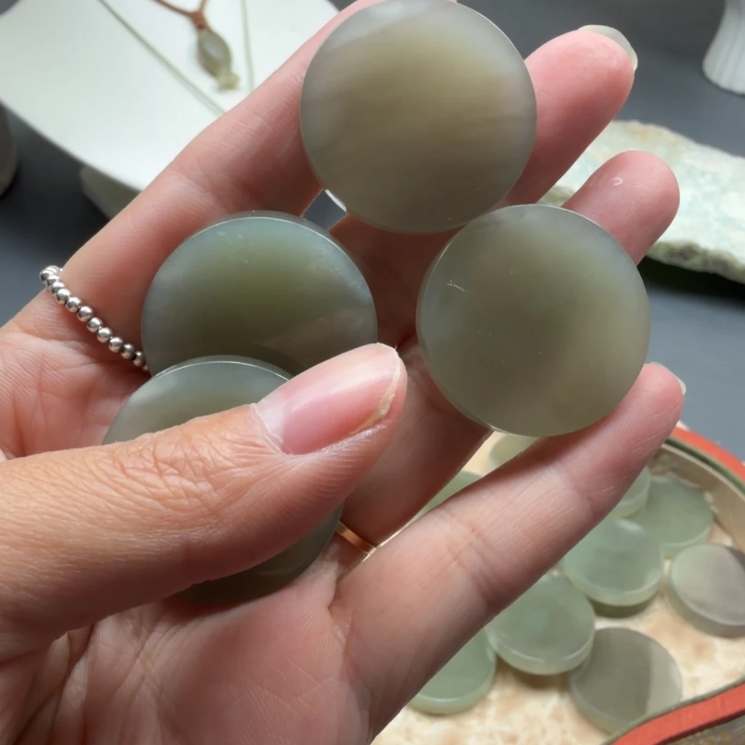 和田玉未镶嵌颈饰1有瑕