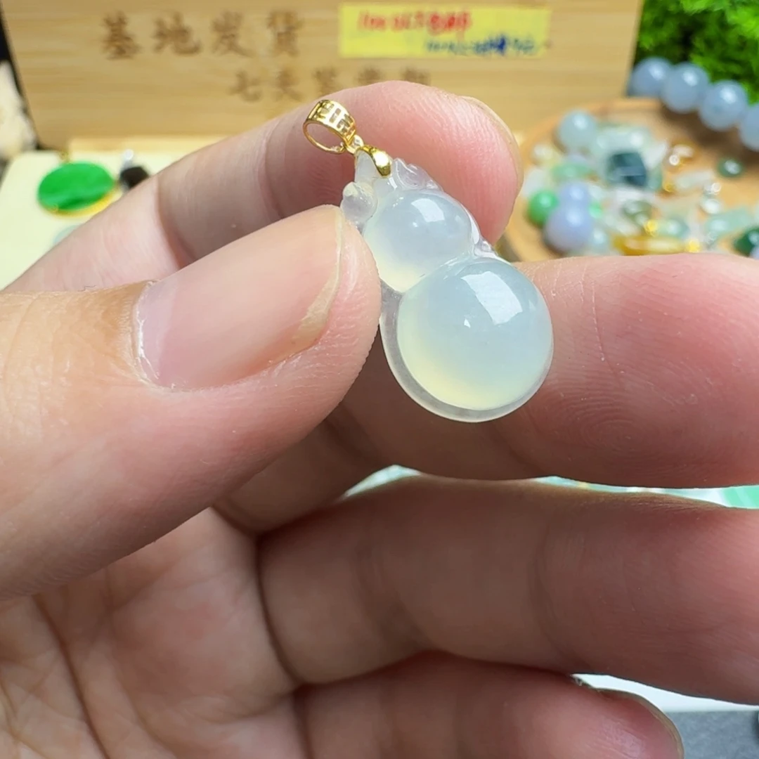 翡翠18K金镶嵌颈饰葫芦