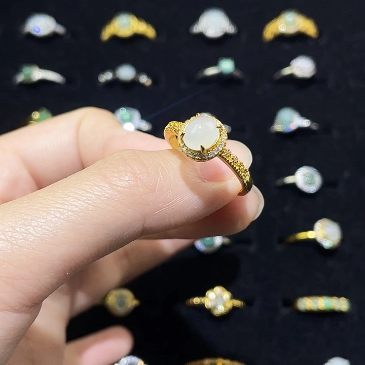 翡翠未镶嵌颈饰戒指