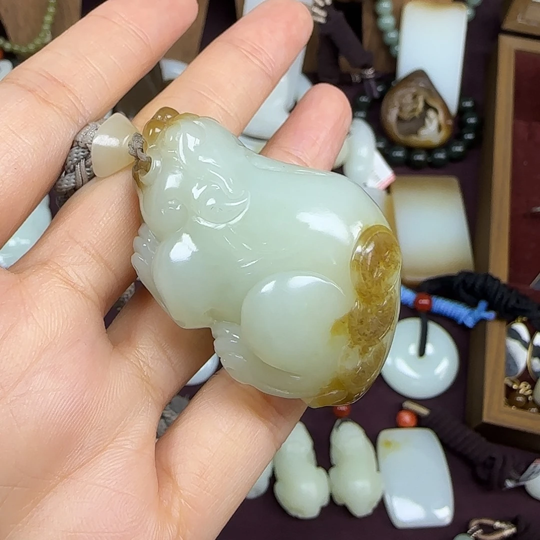 应***心和田玉未镶嵌颈饰