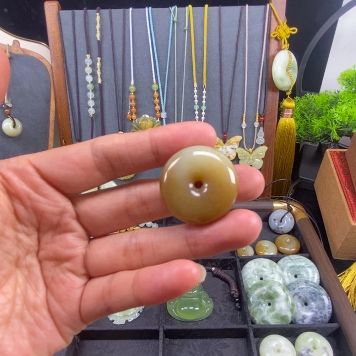 透闪石-蛇纹石玉未镶嵌颈饰老玉平安扣微瑕