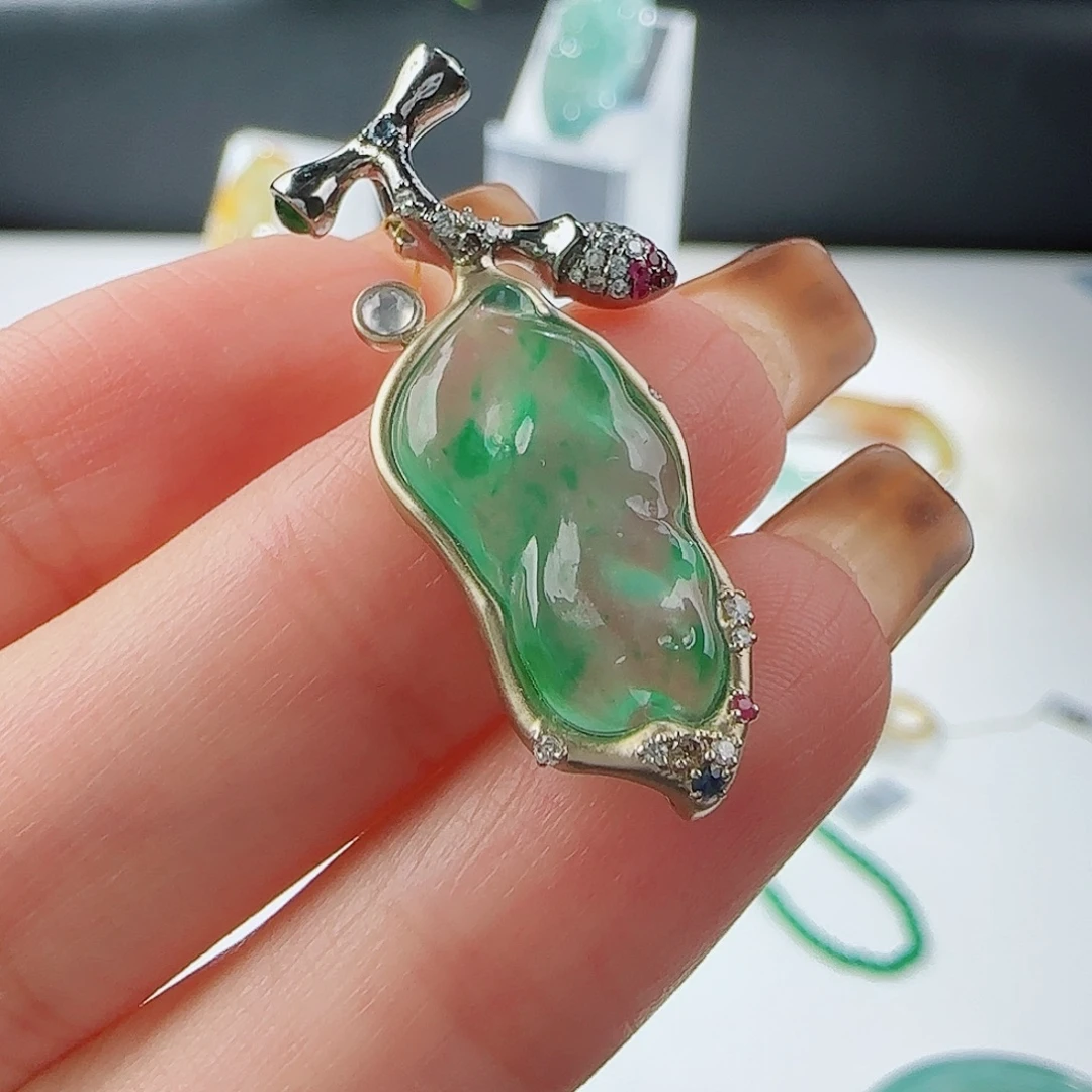 翡翠18K金镶嵌颈饰鑫