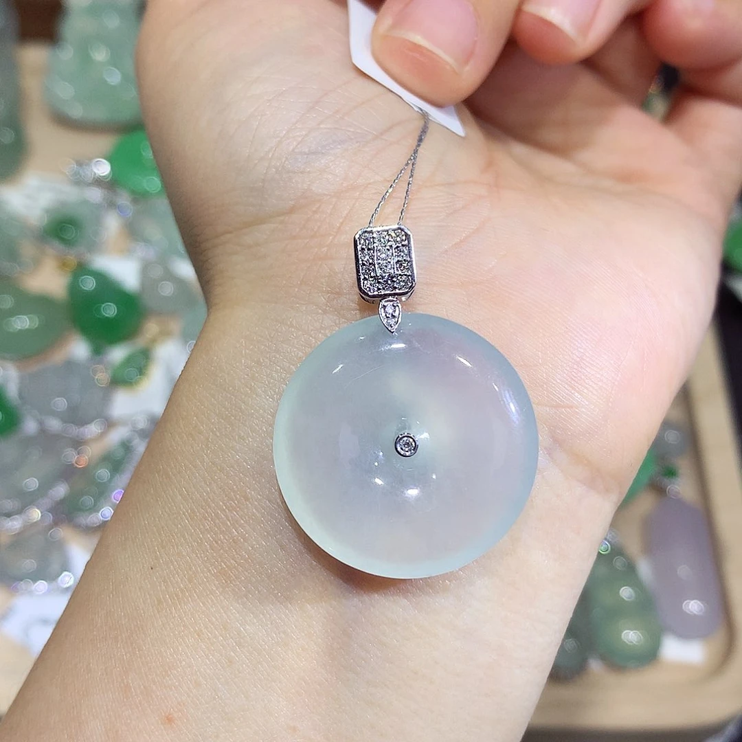 翡翠18K金镶嵌颈饰扣子