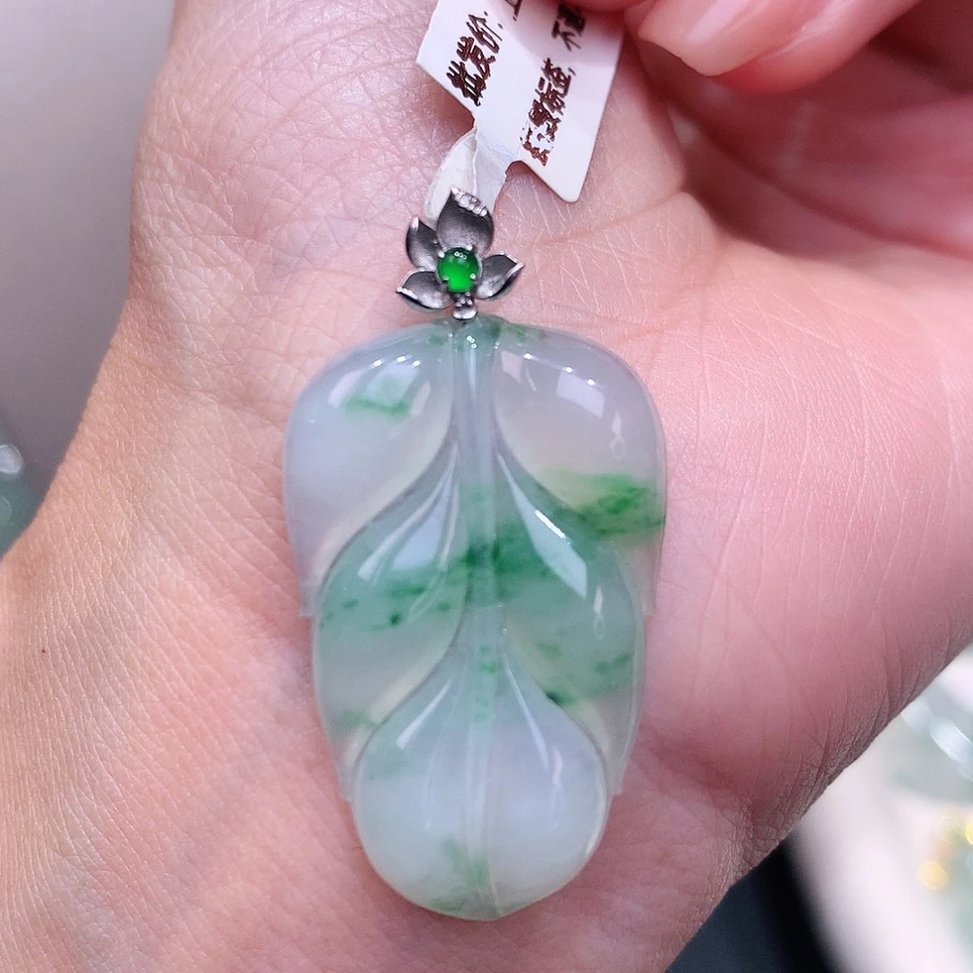 颈饰18K金镶嵌翡翠白冰飘绿叶子