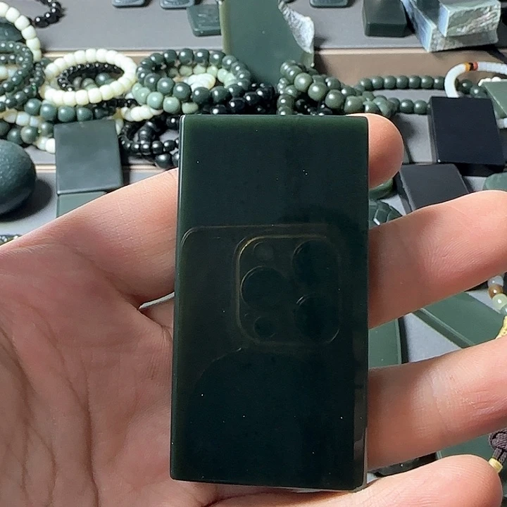 颈饰未镶嵌和田玉（青玉）