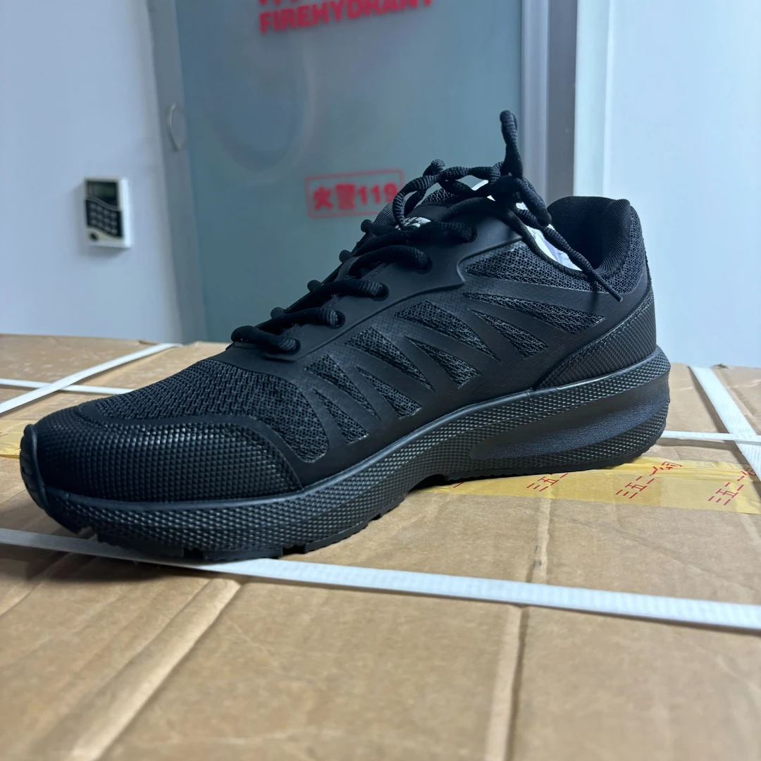 黑色户外运动跑步鞋