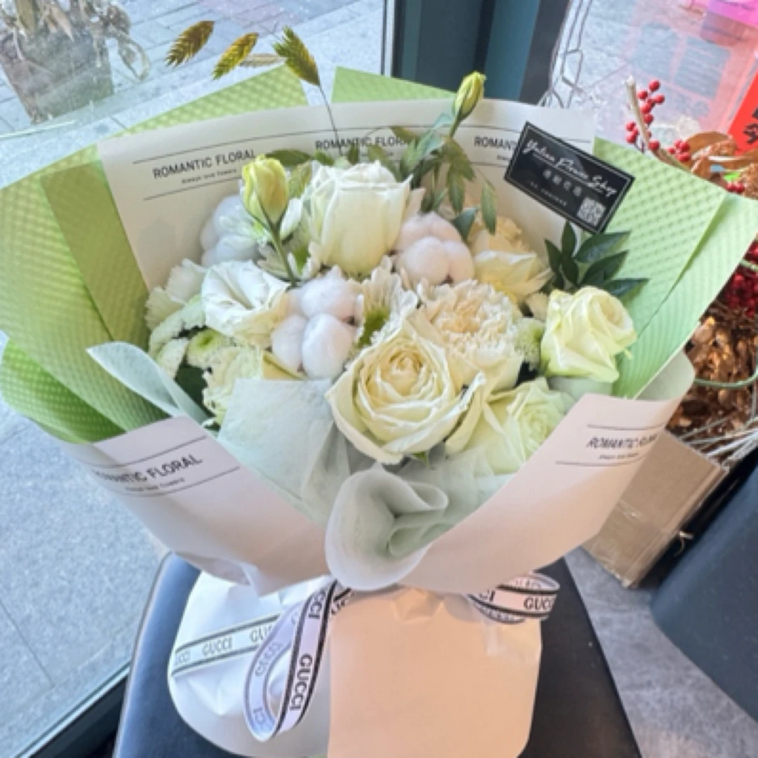 白玫瑰之约清新自然花束