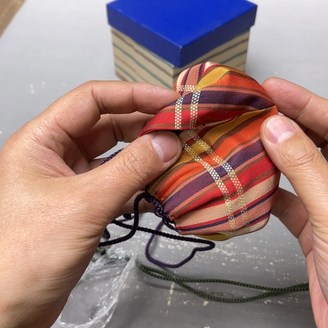 瓷片躺*密密麻麻地铺满一层