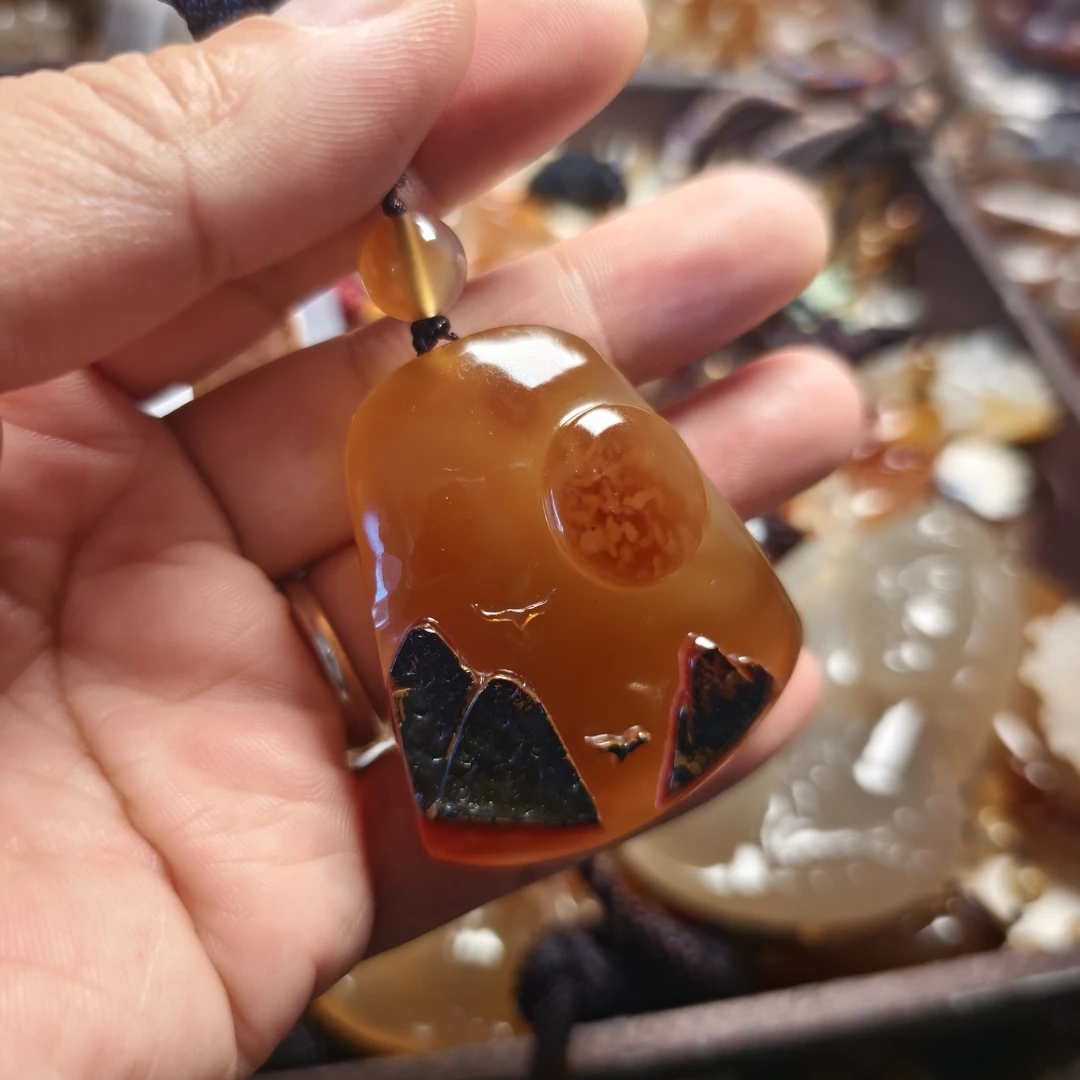 140号北红天然玛瑙山水挂件