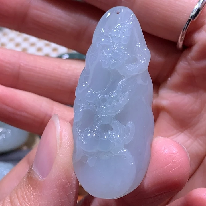 翡翠未镶嵌颈饰炸/小鹿牌