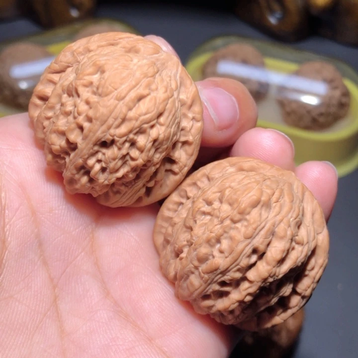 文玩核桃把件36.5绣球