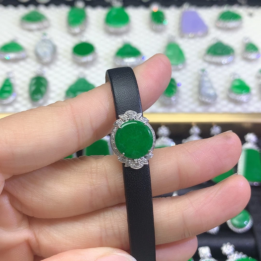 颈饰18K金镶嵌翡翠吊坠