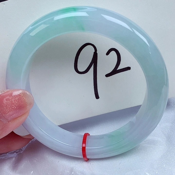 翡翠手镯未镶嵌翡翠