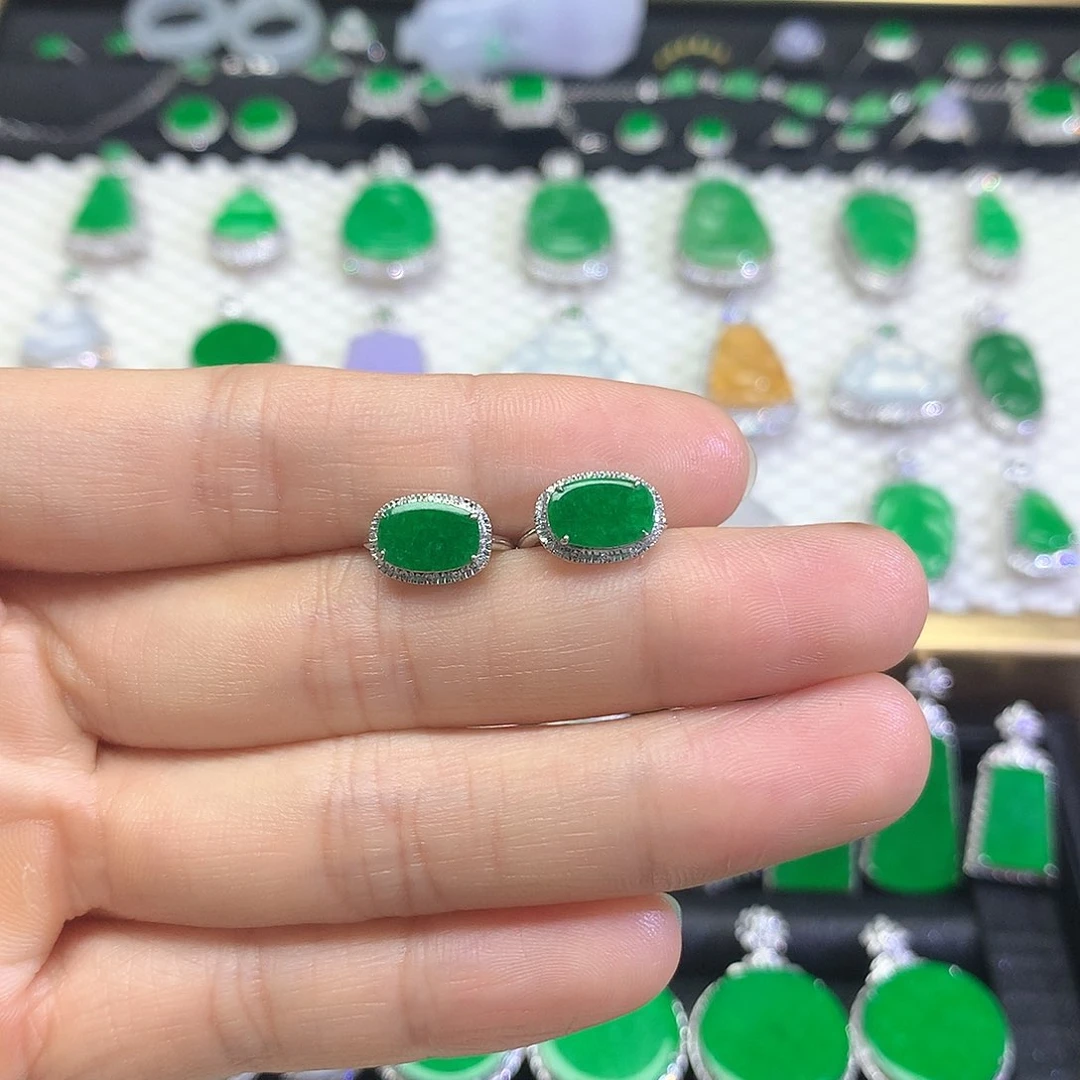 颈饰18K金镶嵌翡翠吊坠