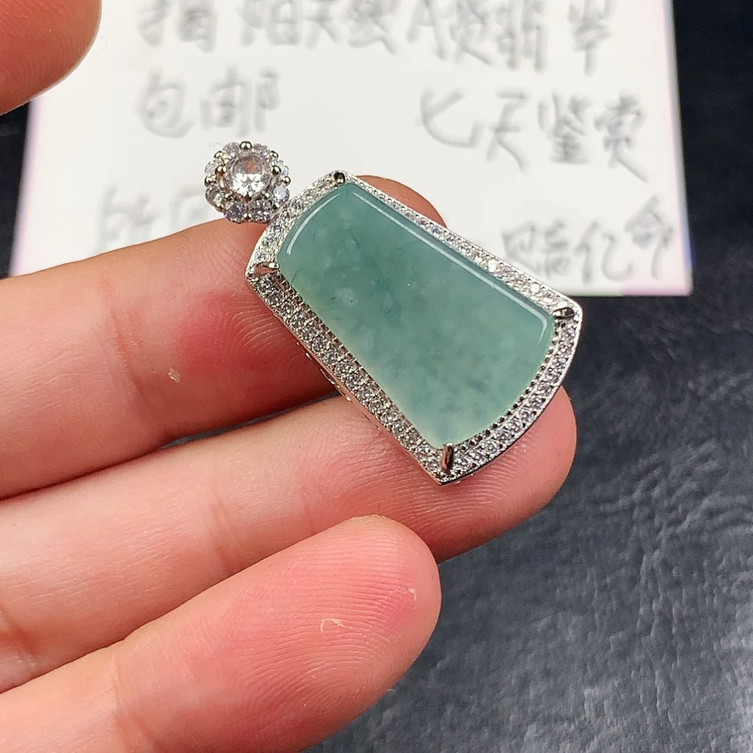 翡翠未镶嵌颈饰无事牌