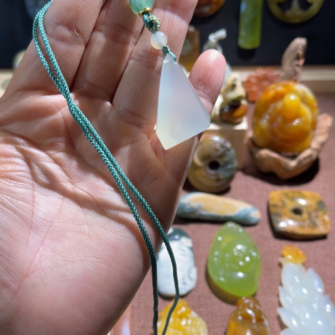 蛇纹石玉未镶嵌颈饰