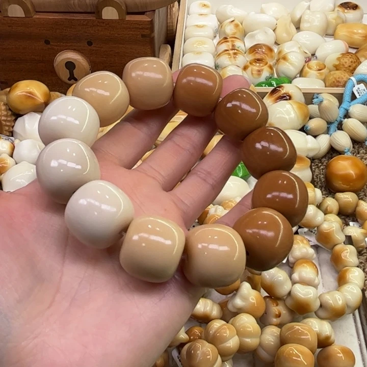 把件菩提根/象牙果12.24.22象牙果渐变老型微瑕