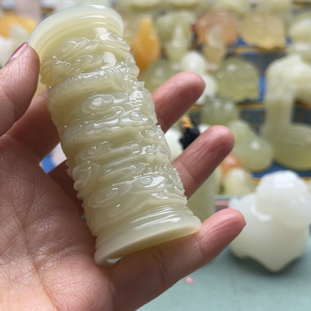 胡***杨玉天然桌面小摆件