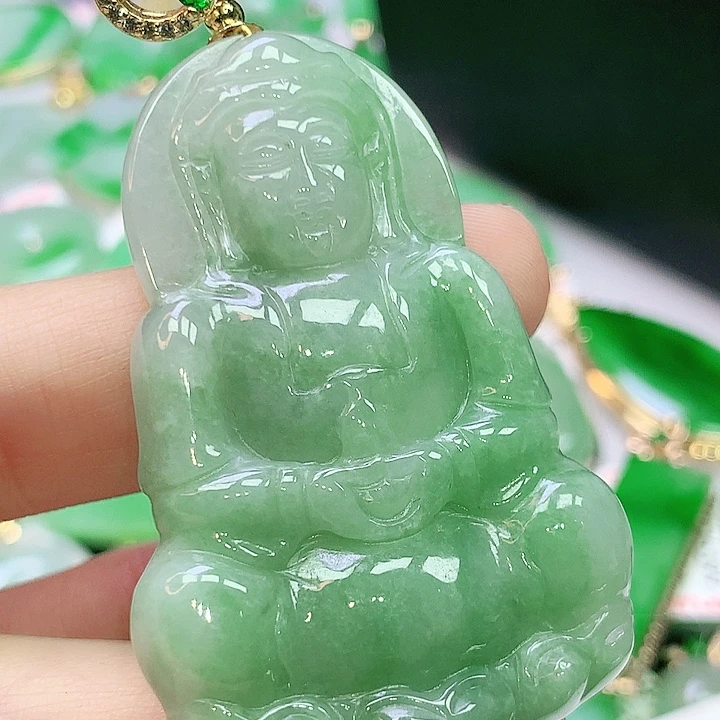 翡翠未镶嵌颈饰多样性发其一