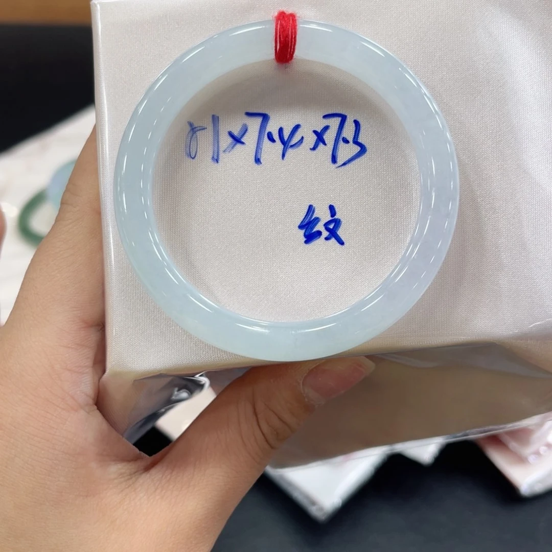 翡翠手镯未镶嵌翡翠