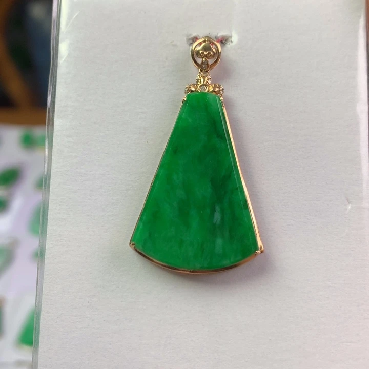 翡翠18K金镶嵌颈饰翡翠