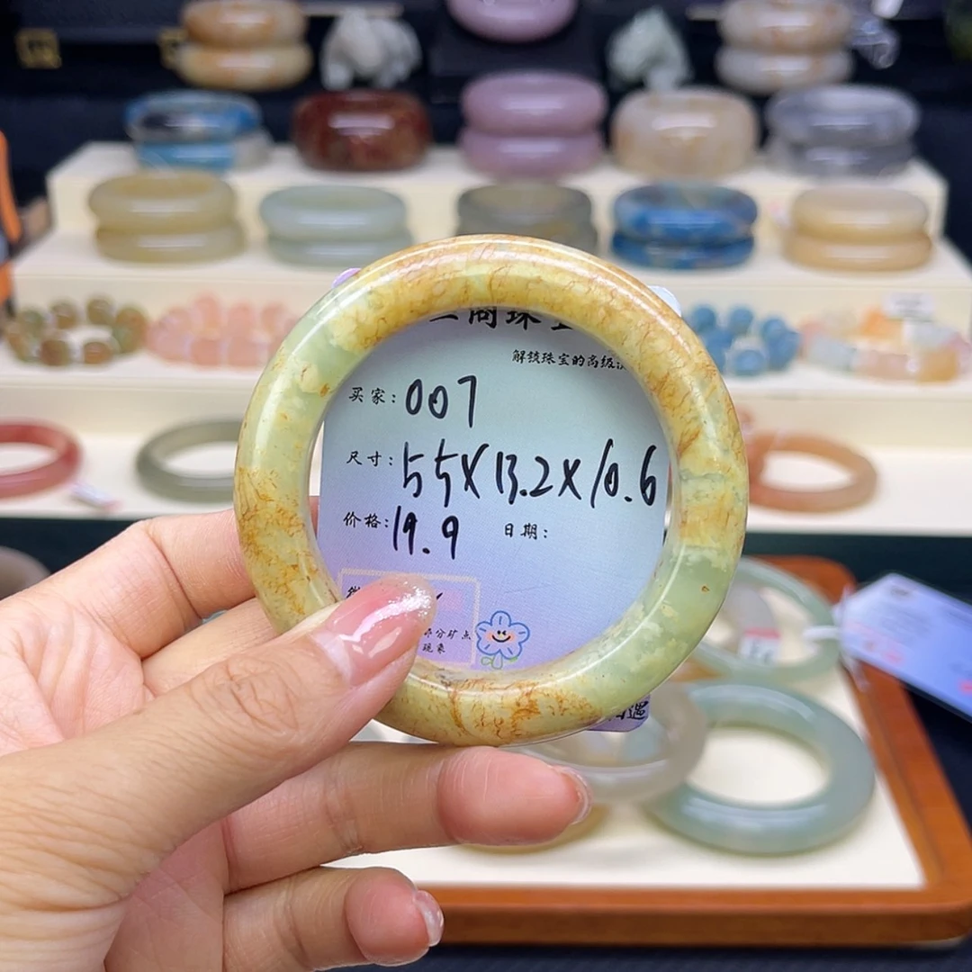 【闪购商品】石英质玉手镯未镶嵌小****✨