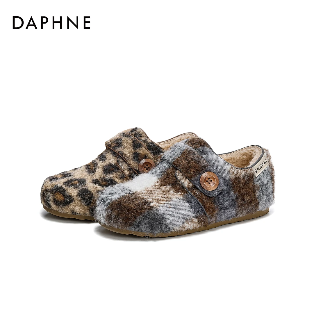 2025达芙妮冬毛绒质感扣饰单鞋女豹纹拼接保暖复古慵懒风休闲鞋