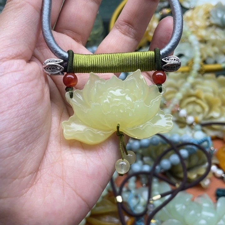 蛇纹石玉吊坠合金
